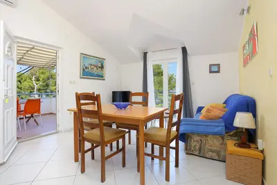 Image de Appartement de deux chambres avec la terrasse et la vue sur le mer Arbanija, Ciovo (A-4320-a)