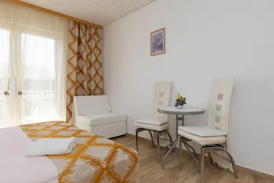 Image de Appartement de deux chambres avec la terrasse et la vue sur le mer Duce, Omis (A-2992-b)