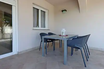 Image de Appartement de deux chambres avec la terrasse Banjol, Rab (A-12838-a)
