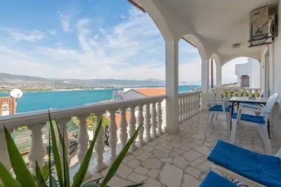 Image de Appartement de deux chambres avec la terrasse et la vue sur le mer Mastrinka, Ciovo (A-2050-b)
