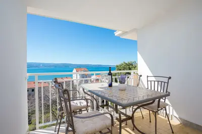 Image de Appartement de trois chambres avec la terrasse et la vue sur le mer Duce, Omis (A-946-a)