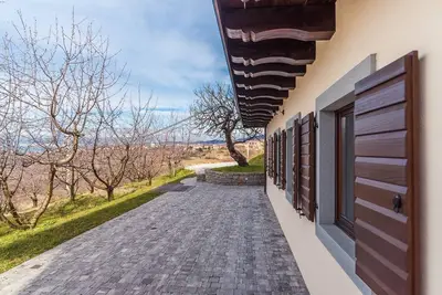 Image de Cherry Orchard House, Karst Region - Maison spacieuse avec une vue magnifique sur les vignobles.