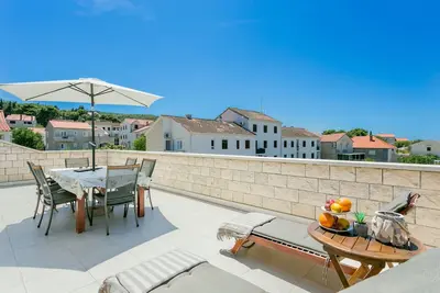 Image de Appartement de deux chambres avec la terrasse et la vue sur le mer Supetar, Brac (A-5658-a)