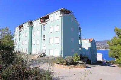 Image de Appartement de deux chambres avec la terrasse et la vue sur le mer Mastrinka, Ciovo (A-11717-b)