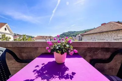 Image de Appartement de quatre chambres avec le balcon et la vue sur le mer Zaton, Krka (A-12416-a)