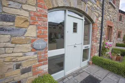 Image de Charmante maison de 3 chambres dans une cour magnifiquement paysagé et privé