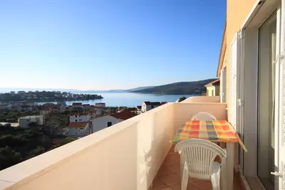 Image de Appartement de deux chambres avec le balcon et la vue sur le mer Seget Vranjica, Trogir (A-8507-c)