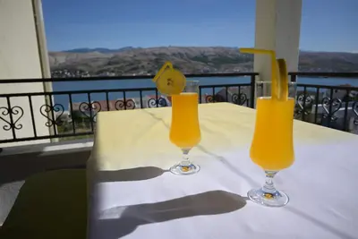 Image de Appartement de deux chambres avec la terrasse et la vue sur le mer Pag (A-9388-a)