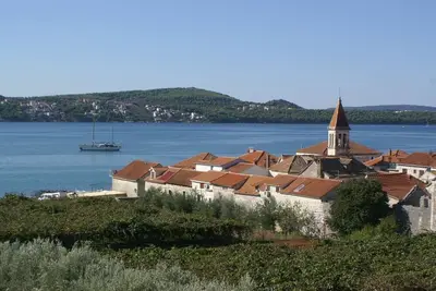 Image de Appartement de deux chambres avec la terrasse et la vue sur le mer Seget Donji, Trogir (A-2041-d)