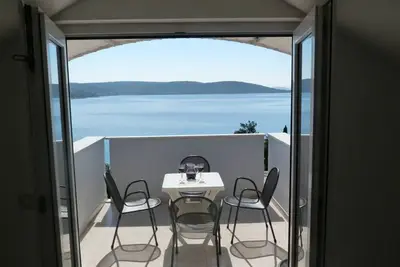 Image de Appartement de trois chambres avec la terrasse et la vue sur le mer Sevid, Trogir (A-6024-a)