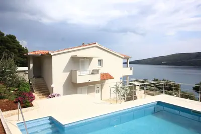 Image de Maison pour la famille près de la mer et avec la piscine Poljica, Trogir (K-8661)