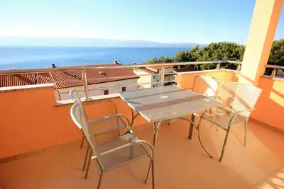 Image de Appartement d'une chambre avec la terrasse et la vue sur le mer Duce, Omis (A-9437-i)