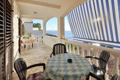 Image de Appartement de trois chambres avec la terrasse et la vue sur le mer Zavalatica, Korcula (A-14204-a)