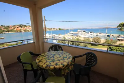 Appartement d'une chambre avec la terrasse et la vue sur le mer Preko, Ugljan (A-8315-c)