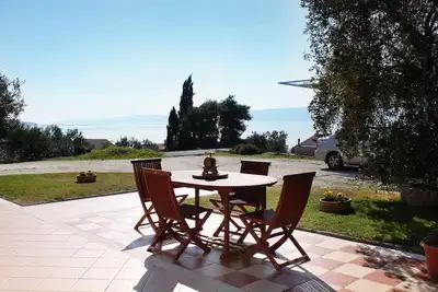 Image de Appartement d'une chambre avec la terrasse et la vue sur le mer Duce, Omis (A-2778-b)