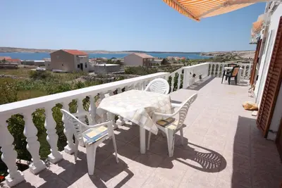 Image de Appartement d'une chambre avec la terrasse et la vue sur le mer Kustici, Pag (A-6392-b)