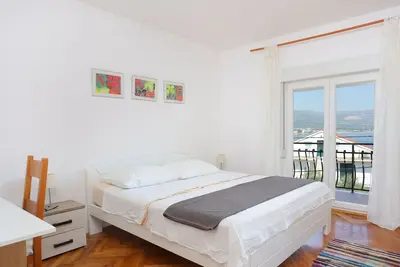 Image de Appartement de trois chambres avec la terrasse et la vue sur le mer Arbanija, Ciovo (A-1125-a)