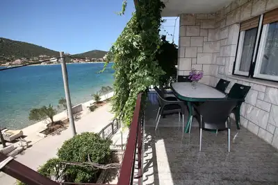 Image de Appartement de trois chambres prés de la plage Vinisce, Trogir (A-4892-b)