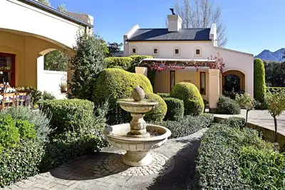 Image de Petit Plaisir est un gîte romantique sur le côté du village no1