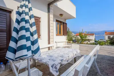 Image de Appartement d'une chambre avec la terrasse et la vue sur le mer Slatine, Ciovo (A-13298-a)