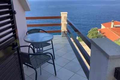 Image de Appartement de deux chambres avec la terrasse et la vue sur le mer Zavalatica, Korcula (A-9137-a)