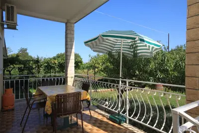 Image de Appartement de deux chambres avec la terrasse Basanija, Umag (A-7149-b)