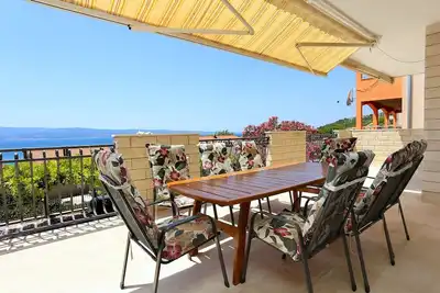 Image de Appartement de quatre chambres avec la terrasse et la vue sur le mer Duce, Omis (A-10303-a)