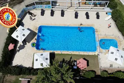 Image de Grande villa près de la mer, région de Mamaia Nord, avec 2 piscines, petit-déjeuner, 10 personnes max.