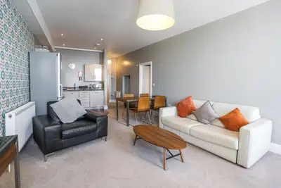 Image de 12 Astor House - un appartement de jardin avec un patio et une vue imprenable sur la mer sans interruption