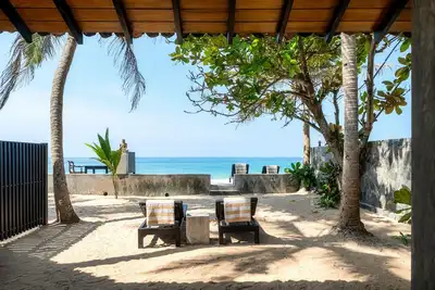 Image de Red Parrot Beach Villa juste sur la plage de sable blanc