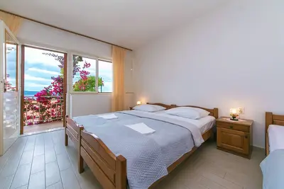 Image de Garçonnière avec le balcon et la vue sur le mer Brela, Makarska (As-2752-d)