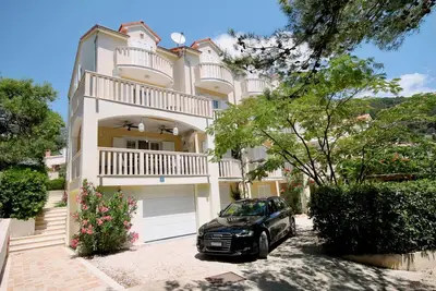 Garçonnière avec le balcon et la vue sur le mer Bol, Brac (As-2904-a)