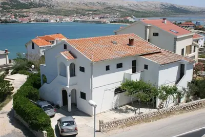 Image de Garçonnière avec le balcon et la vue sur le mer Pag (As-6383-a)