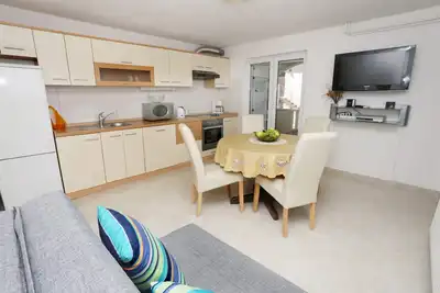 Image de Appartement d'une chambre avec la terrasse et la vue sur le mer Trogir (A-8683-a)