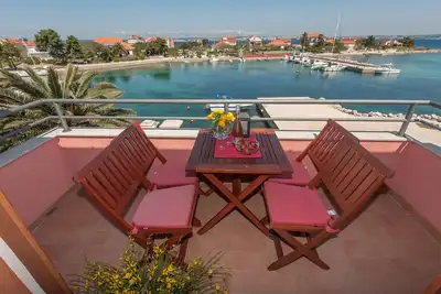 Image de Appartement de deux chambres prés de la plage Poljana, Ugljan (A-8432-c)