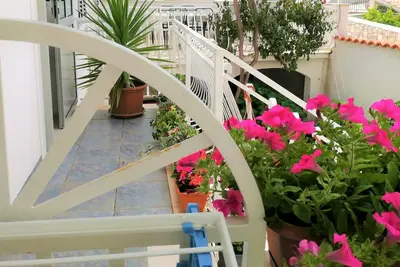 Image de Garçonnière avec le balcon et la vue sur le mer Vis (As-2476-d)