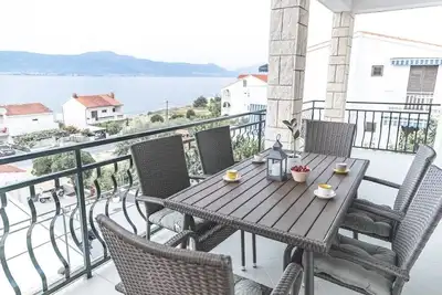 Image de Appartement de trois chambres avec la terrasse et la vue sur le mer Slatine, Ciovo (A-9433-c)