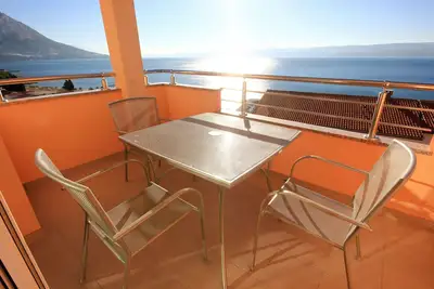 Image de Appartement d'une chambre avec la terrasse et la vue sur le mer Duce, Omis (A-9437-h)