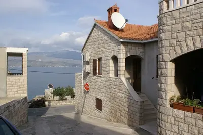 Image de Appartement de deux chambres avec la terrasse et la vue sur le mer Postira, Brac (A-2898-b)