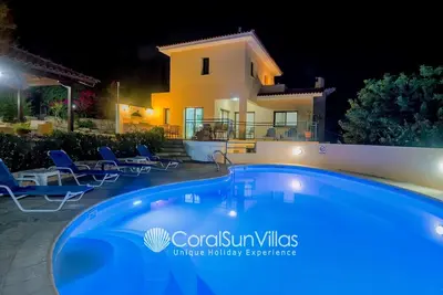 Image de Grande Piscine et Jardin, Billard, Quartier Paisible, Près de la Mer, Coral Bay Paphos