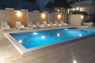 Image de Appartement de deux chambres avec le balcon et la vue sur le mer Metajna, Pag (A-6389-b)