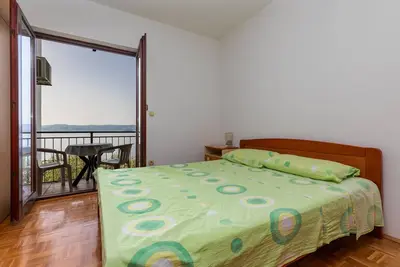 Appartement d'une chambre avec le balcon et la vue sur le mer Mimice, Omis (A-11045-a)