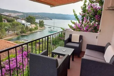 Image de Appartement de trois chambres avec la terrasse et la vue sur le mer Necujam, Solta (A-13884-a)