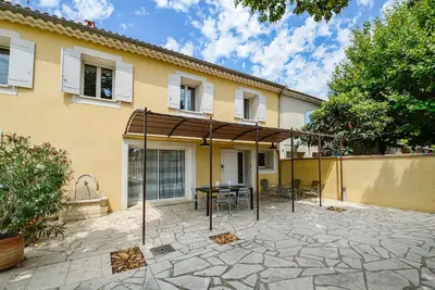 Awesome home in Chateuneuf de Gadagne
