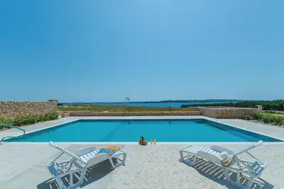 Image de Bel appartement à Povljana avec WiFi