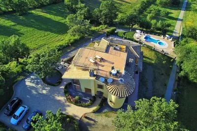 Image de Villa avec bain à remous et piscine extérieure