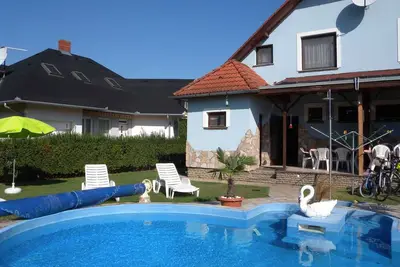 Image de Maison de vacances avec piscine chauffée et à proximité de la plage