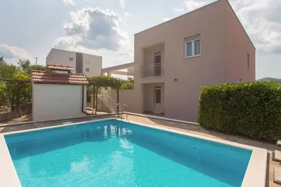 Image de Superbe maison à Dugopolje avec jacuzzi