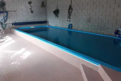 Image de Studio avec petit jardin et piscine intérieure