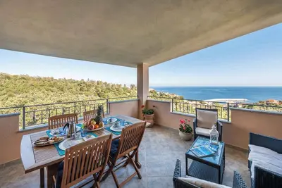 Image de Appartement de vacances avec air conditionné, terrasse et belles vues